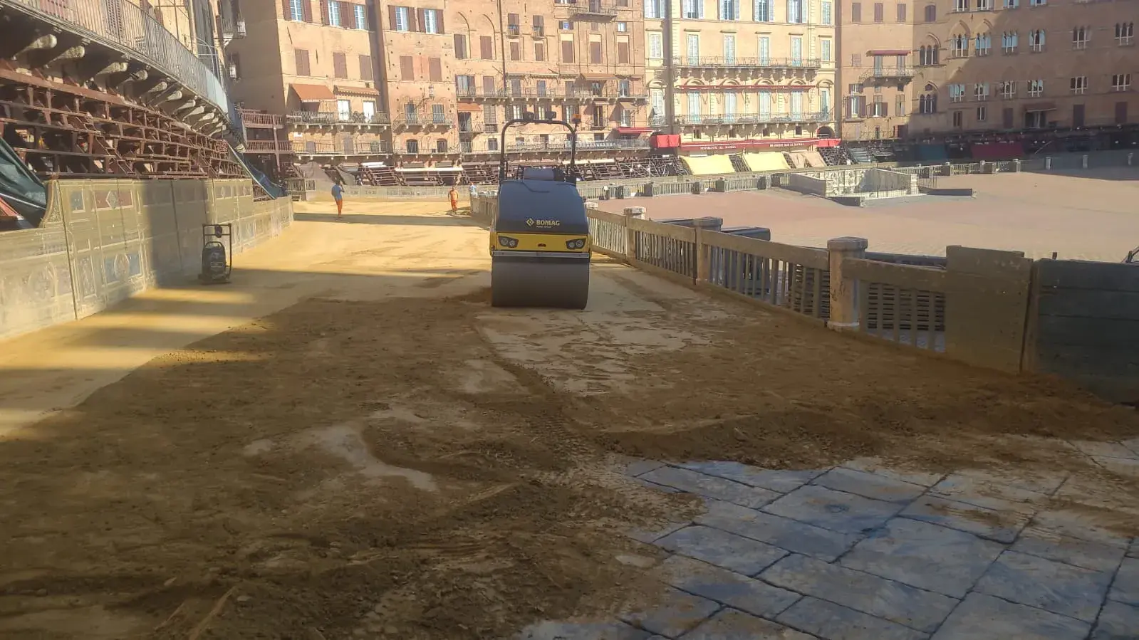 Stesura del tufo in Piazza del Campo