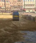 Stesura del tufo in Piazza del Campo